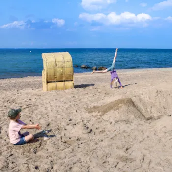 Spielende Kinder am Strand an der Ostsee, Norddeutschland
