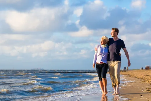 Ein junges Paar beim Strandspaziergang an der Nordsee, Deutschland