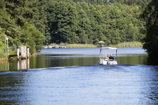 Senioren-Paar in einem Boot – Mecklenburgische Seenplatte, Norddeutschland