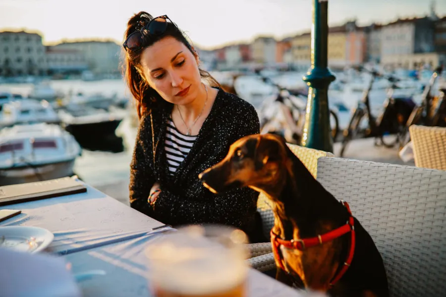 Frau und ihr kleiner Hund in einem hundefreundlichen Café
