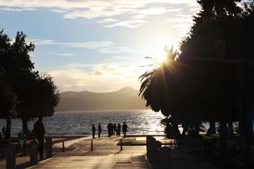 Blick auf Uferpromenade bei Sonnenuntergang in Zadar, Kroatien.