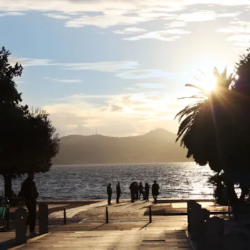 Blick auf Uferpromenade bei Sonnenuntergang in Zadar, Kroatien.