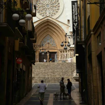 Blick durch eine Gasse auf das Portal der Kathedrale von Tarragona