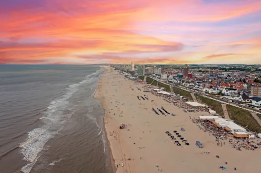 Luftaufnahme vom Strand von Zandvoort an der Nordsee in den Niederlanden bei Sonnenuntergang.
