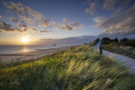 Sonnenuntergang am Strand nahe dem Dorf Zoutelande an der Küste der Provinz Zeeland, Niederlande