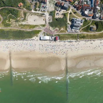 Domburg, Zeeland, Luftaufnahme des Strandes und der Stadt. Wasserturm an der Nordsee. Niederlande.