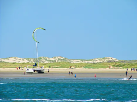 Kitesurfer am IJsselmeer, Niederlande