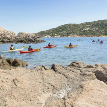Gruppe von Kanufahrern entlang der Costa Smeralda
