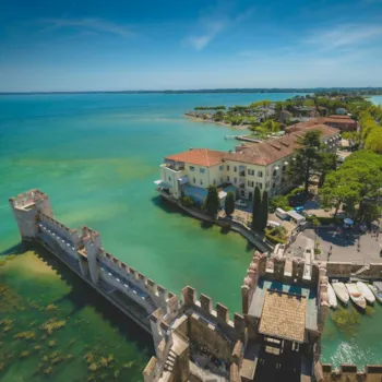 Blick auf die Wasserburg Castello Scaligero in Sirmione