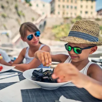 Kinder, die im italienischen Restaurant essen