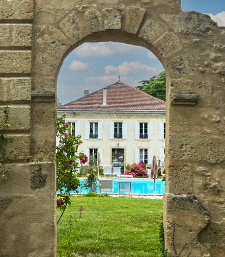 Demeure de charme avec piscine au cœur d'un cadre verdoyant - Naturisme.fr