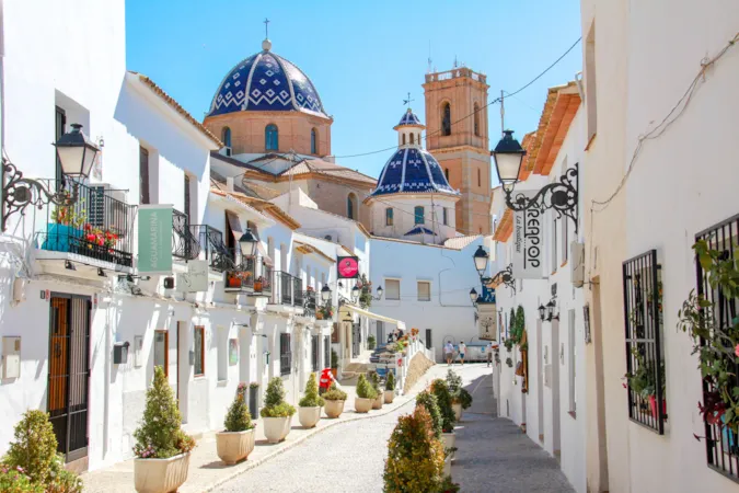 Eine typische mediterrane Straße in der Altstadt von Altea, nahe Alicante, Spanien