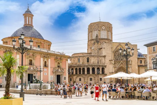 Touristen in Valencia, Spanien, auf dem Plaza de la Virgen.