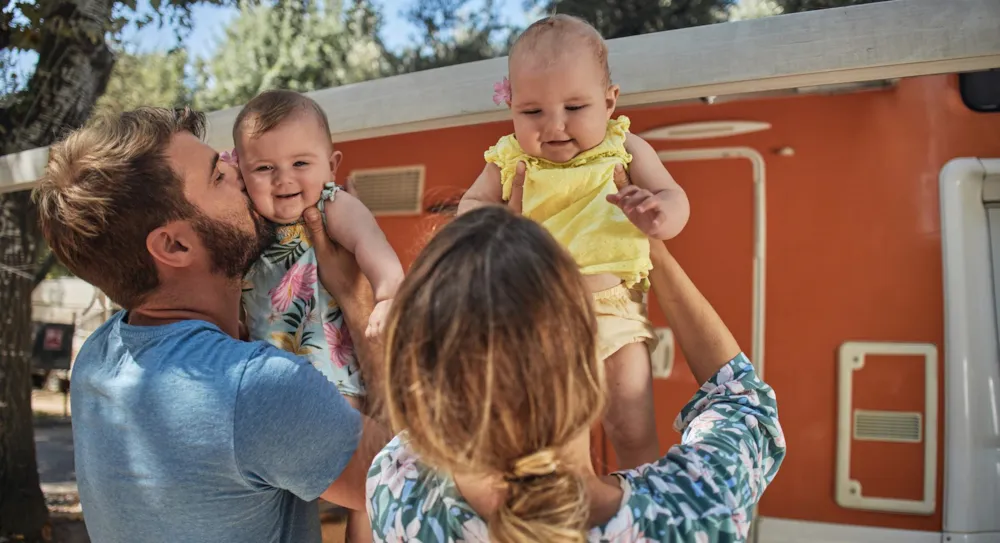 Mit Baby campen gehen: Wie Sie Ihren ersten gemeinsamen Campingurlaub planen  - CampingDirect - Bild n°1