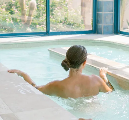 Espace bien-être avec bassin dans un camping naturiste - Naturisme.fr