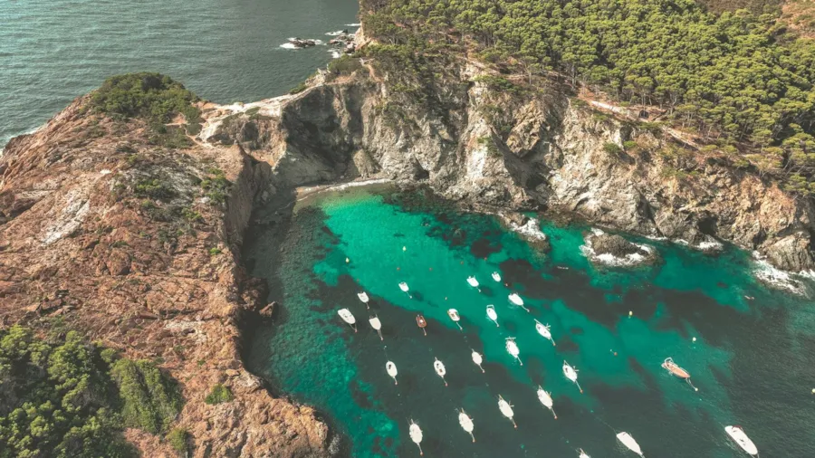 Blick von oben auf einen Küstenabschnitt der Costa Brava
