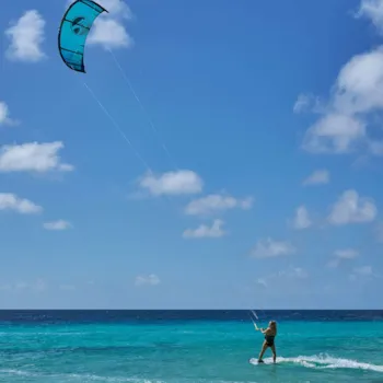 Junge Frau beim Kite-Surfen