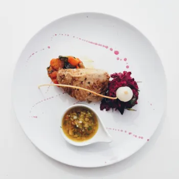 Appetitlich angerichteter Speisenteller gehobener Küche