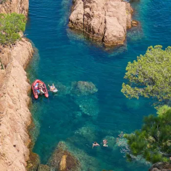 Blick von oben auf eine Gruppe von Tauchern in einer Bucht der Costa Brava