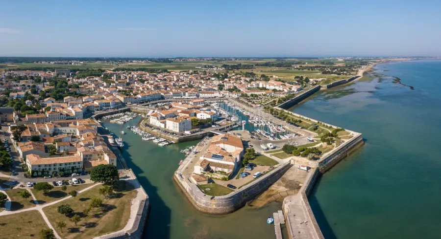 Luftaufnahme des Kais in Saint-Martin-de-Ré