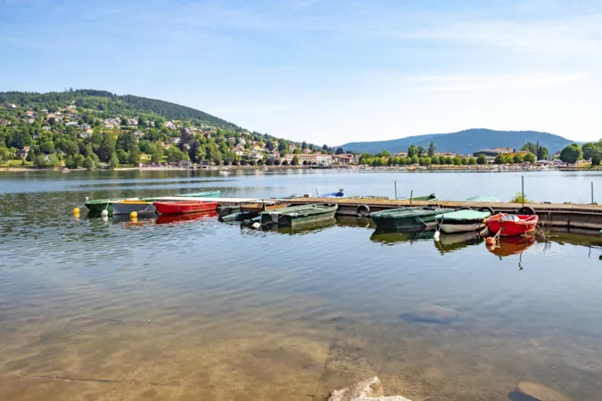 Blick auf das Dorf Gérardmer mit Booten am Anlegeplatz des Gérardmer-Sees in Frankreich