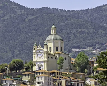 Blick auf Santuario della Madonna della Costa mit Häusern der Altstadt im Vordergrund, Sanremo, Ligurien, Italien