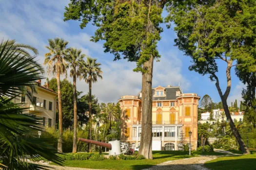 Außenansicht und Park der Villa Nobel, in der der schwedische Industrielle und Chemiker Alfred Nobel lebte, nach dem der berühmte Preis benannt ist, Sanremo, Ligurien, Italien