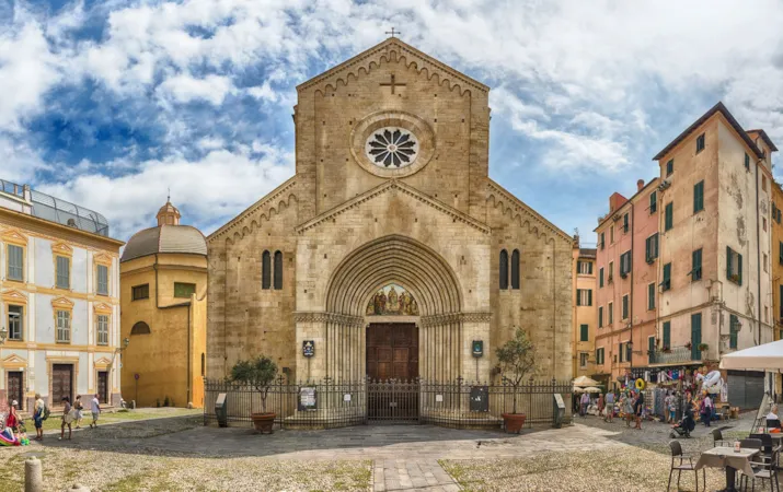 Fassade der romanischen Kathedrale von Sanremo, Ligurien, Italien