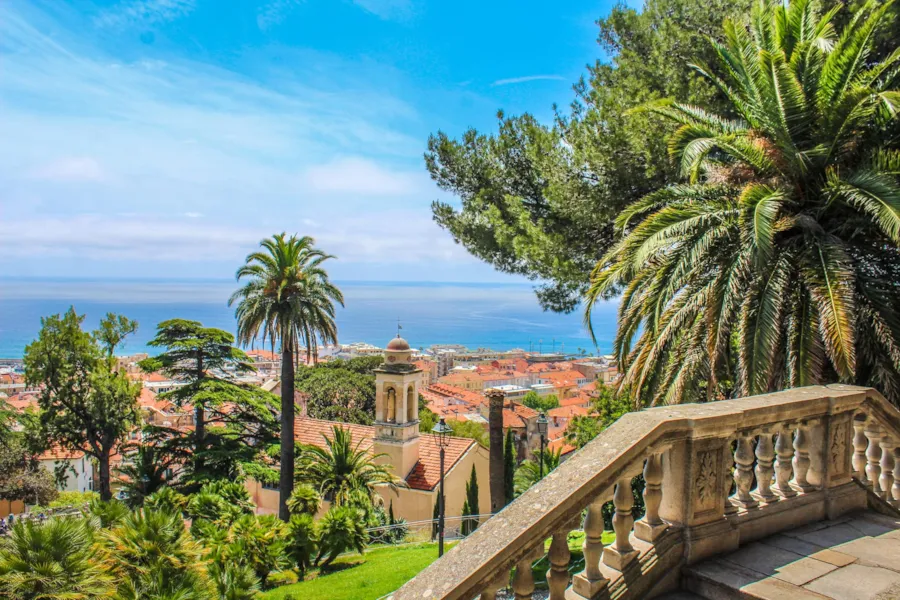 Blick vom Hügel der Altstadt von Sanremo auf das Mittelmeer, Ligurien, Italien