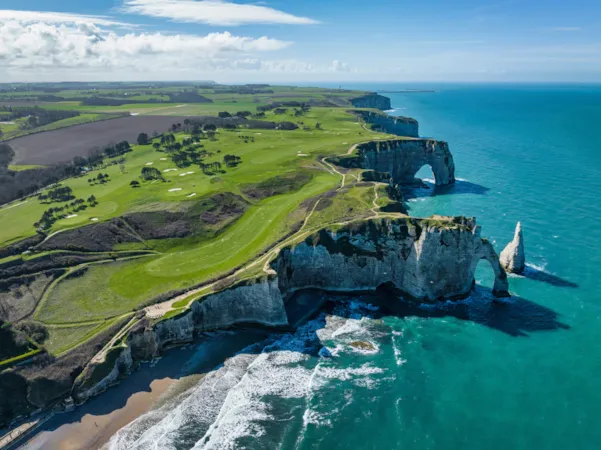 Falaises d’Étretat: Blick auf Atlantischen Naturbogen in Étretat, Normandie, Frankreich