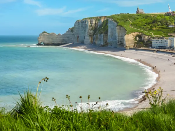 Klippen mit der Kapelle Notre-Dame-de-la-Garde und dem Strand von Étretat, Normandie, Frankreich