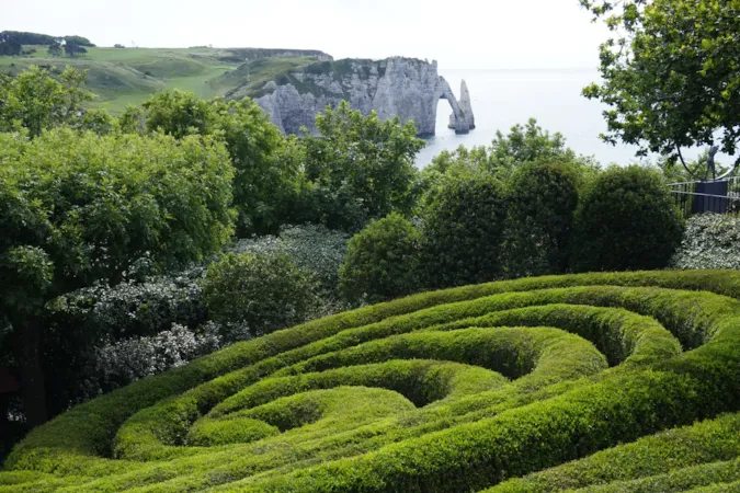 Gärten von Étretat mit Blick auf die Klippen der „Porte d’Aval“, Normandie, Frankreich