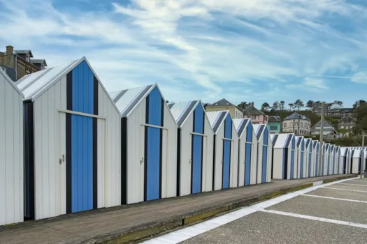 Yport, Strandkabinen aus Holz in der Normandie, Frankreich