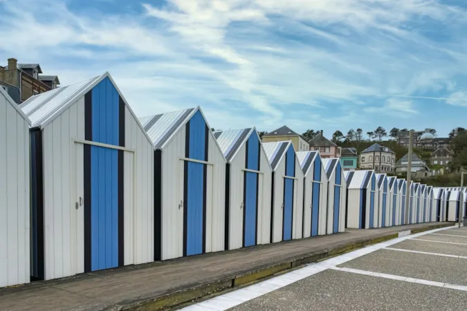 Yport, Strandkabinen aus Holz in der Normandie, Frankreich