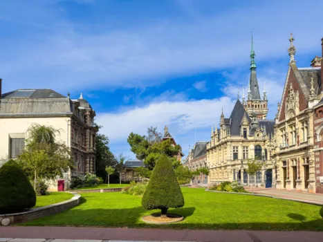 Historische Straßenansicht aus dem alten Dorfkern von Fécamp, Normandie, Frankreich 