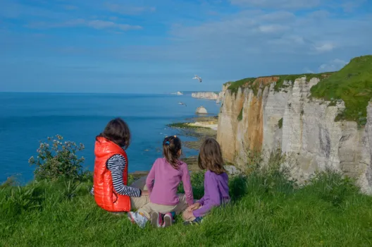 Mutter und Kinder genießen den herrlichen Blick auf das Meer – Familienurlaub in der Normandie, Frankreich