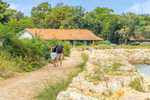 Ein Paar bei einem Spaziergang in der Nähe der Conche du Mimbeau in Cap Ferret 