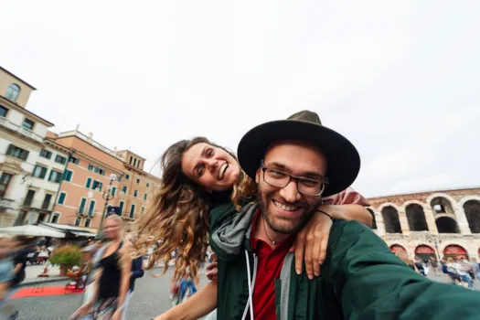 Glückliches junges Paar macht ein Selfie vor der Arena in Verona