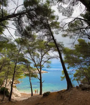 Zwei Touristen beim Blick auf die Calanque von Port d’Alon zwischen Saint-Cyr-sur-Mer und Bandol, Frankreich