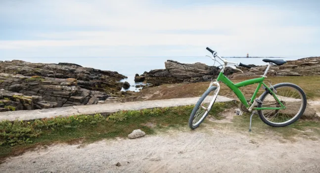 Grünes Fahrrad an der Küste auf der Île d’Yeu, Vendée, Frankreich