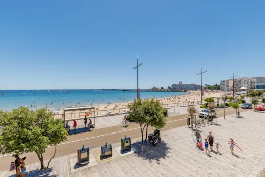 Menschen, die am großen Strand von Les Sables d’Olonne in Frankreich spazieren gehen