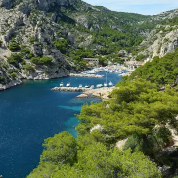 Malerischer Blick auf die Calanque de Morgiou mit ihrem kleinen Hafen