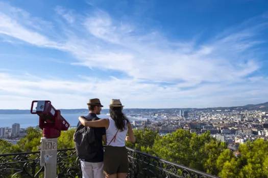 Junges Paar blickt von Aussichtsplattform auf Marseille und das Meer, Provence-Alpes-Côte d'Azur, Frankreich