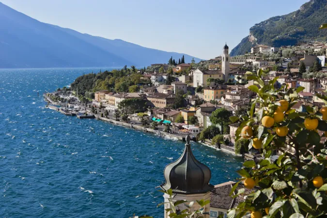 Vogelperspektive auf Limone sul Garda mit Zitronenbaum im Vordergrund und den Gardasee