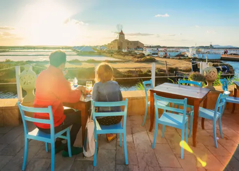 Gäste im Restaurant in der Rue de l’Étang de Sel, Marsala auf Sizilien