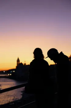 Paar beim Sonnenuntergang in Sitges