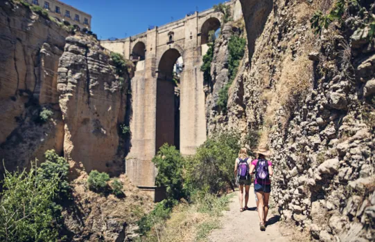 Mutter und Tochter wandern zur Puente Nuevo in Ronda, Andalusien, Spanien