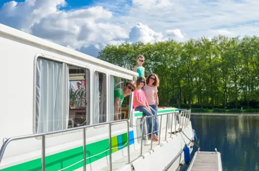 Familie auf einem Hausboot