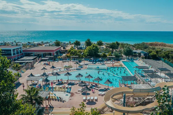 Piscine, bassin de nage et toboggans du Beach Garden à Marseillan-Plage