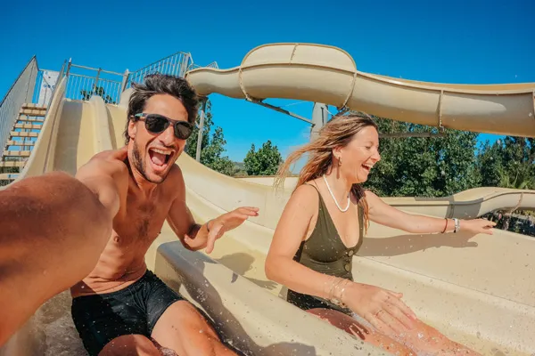 Vacanciers sur les toboggans aquatiques du Beach Garden – Les Méditerranées à Marseillan-Plage
